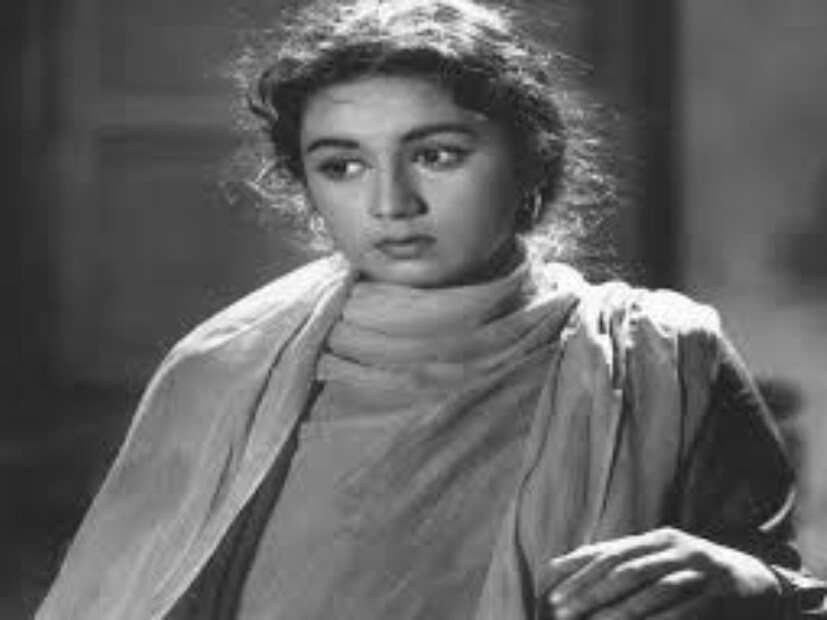 অভিনেত্রী নন্দা কর্ণাটক প্রায় তিন দশক ধরে বলিউডে রাজত্ব করেছেন। মাত্র ৭ বছর বয়সে অভিনয় জগতে পা রাখেন তিনি। অল্প বয়সে, অভিনেত্রী তাঁর বাবাকে হারিয়েছিলেন, তারপরে তাকে পরিবারের দায়িত্ব নিতে চলচ্চিত্রের জগতে পা রাখতে হয়েছিল। 