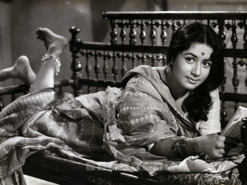 চলচ্চিত্র জগতে তুমুল সাফল্য অর্জন করেও প্রেম থেকে পালিয়ে বেড়াতেন এই অভিনেত্রী। তার ব্যক্তিগত জীবন তার চলচ্চিত্রের মতো প্রাণবন্ত নয়৷ কাজের প্রতি মনোযোগ বজায় রাখার জন্য, নন্দা নিজেকে সবসময় প্রেম এবং সম্পর্কের ঝামেলা থেকে দূরে রাখতেন। অভিনেত্রী তার অভিনয় দিয়ে হিন্দি সিনেমায় একটি সাফল্যের গল্প লিখেছিলেন এবং এর মধ্যেই একজন মানুষ ছিলেন যিনি তাকে পাগলের মতো ভালবাসতেন। এই ব্যক্তি আর কেউ ছিলেন না, তিনি হলেন পরিচালক মনমোহন দেশাই।