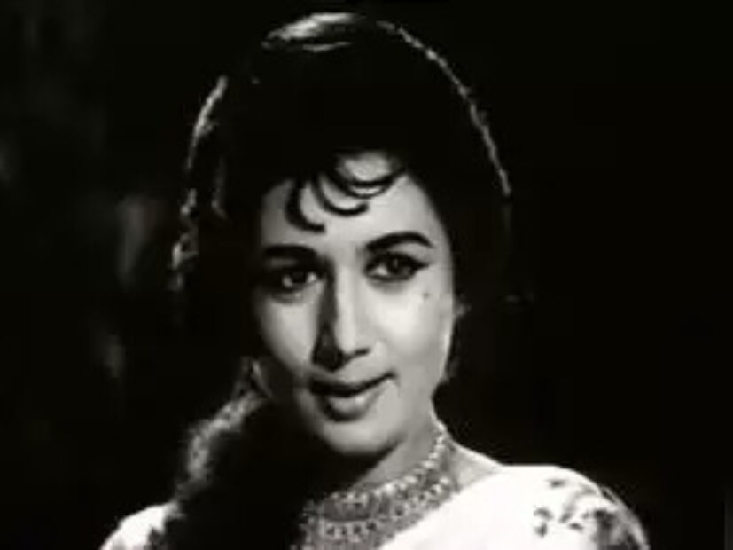 মনমোহন দেশাই অভিনেত্রী নন্দাকে মনেপ্রাণে ভালবাসতেন, কিন্তু কখনওই প্রকাশ্যে প্রকাশ করতে পারেননি। বলিউডের করিডোরগুলির বিখ্যাত গল্পগুলি সম্পর্কে কথা বলতে গিয়ে বলা হয় যে মনমোহন দেশাই জীবন প্রভাকে বিয়ে করেছিলেন কারণ তিনি দেখতে নন্দার মতো ছিলেন। তবে এসব দাবির সত্যতা কতটুকু তা কেউ জানে না।