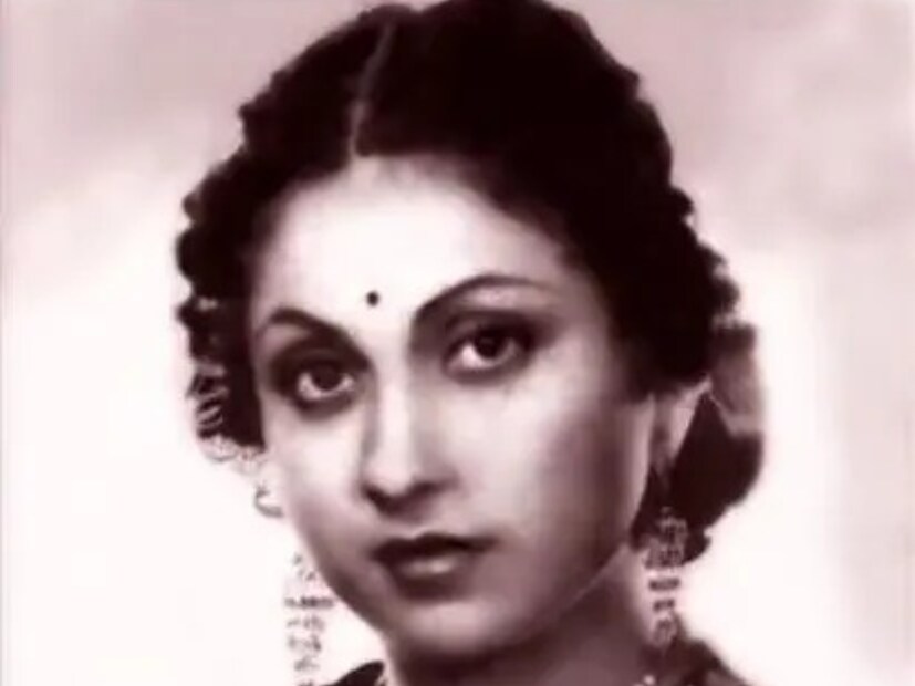 এই অভিনেত্রী ১৯৩৬ সালের চলচ্চিত্র 'সম্পূর্ণ রামায়ণ'-এ সীতার ভূমিকায় অভিনয় করেছিলেন, যার জন্য তিনি ৩০০ টাকা পারিশ্রমিক পেয়েছিলেন। এই চলচ্চিত্রের মাধ্যমে, তিনি দর্শকদের মধ্যে তার চিহ্ন তৈরি করতে সফল হন৷এরপর থেকেই তিনি অনেক চলচ্চিত্রের জন্য অফার পেতে শুরু করেন। রেখার মতো তার মাও তার ব্যক্তিগত জীবন নিয়ে একাধিকবার শিরোনাম উঠে এসেছেন। ১৯৪০ সালে প্রথম বিয়ে ভেঙে যায় অভিনেত্রী পুষ্পভল্লীর, কিন্তু কিছুদিন পর তার দাম্পত্য জীবনে অশান্তি দেখা দেয়। বিয়ের ৬ বছরের মধ্যে, অভিনেত্রী তার প্রথম স্বামীকে ডিভোর্স দেন এবং তার কেরিয়ারে মনোযোগ দিতে শুরু করেন।