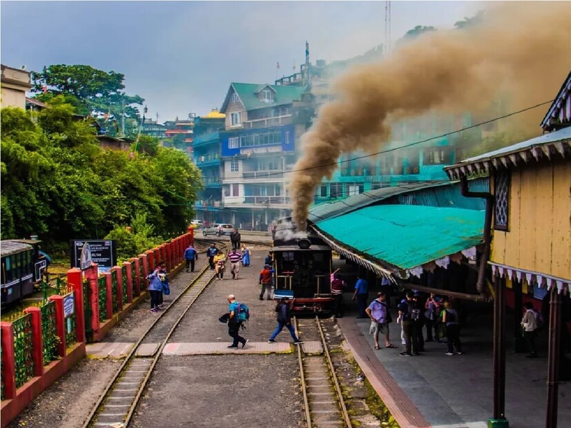 দার্জিলিং স্টেশন থেকে টয় ট্রেনের চেপে শহরের অলিগলি হয়ে বাতাসিয়া লুপ থেকে পৃথিবীর সব থেকে উচ্চতম রেলওয়ে স্টেশন ঘুম সব কিছুরই আনন্দ নিতে পারবেন আপনি। আর এবার সেই ৭৪০৭ ফিট উচ্চতায় বিশ্বের দরবারে পৃথিবীর সবচেয়ে উচ্চতম রেলওয়ে স্টেশন ঘুম পর্যটকদের আকর্ষণের কেন্দ্রবিন্দু। প্রতিনিয়ত দূর-দূরান্ত থেকে চারিদিকে পাহাড়ে ঘেরা এই ঘুম স্টেশনে ছুটে আসছে পর্যটকেরা। এই প্রসঙ্গে এখানে ঘুরতে আসা এক পর্যটক সৃজা চক্রবর্তী জানান এখন পৃথিবীর সবথেকে উচ্চতম রেলওয়ে স্টেশনে দাঁড়িয়ে আছি এখানে এসে খুব ভালো লাগছে। এই জায়গার সৌন্দর্যতা ভাষায় প্রকাশ করা যাবে না।
