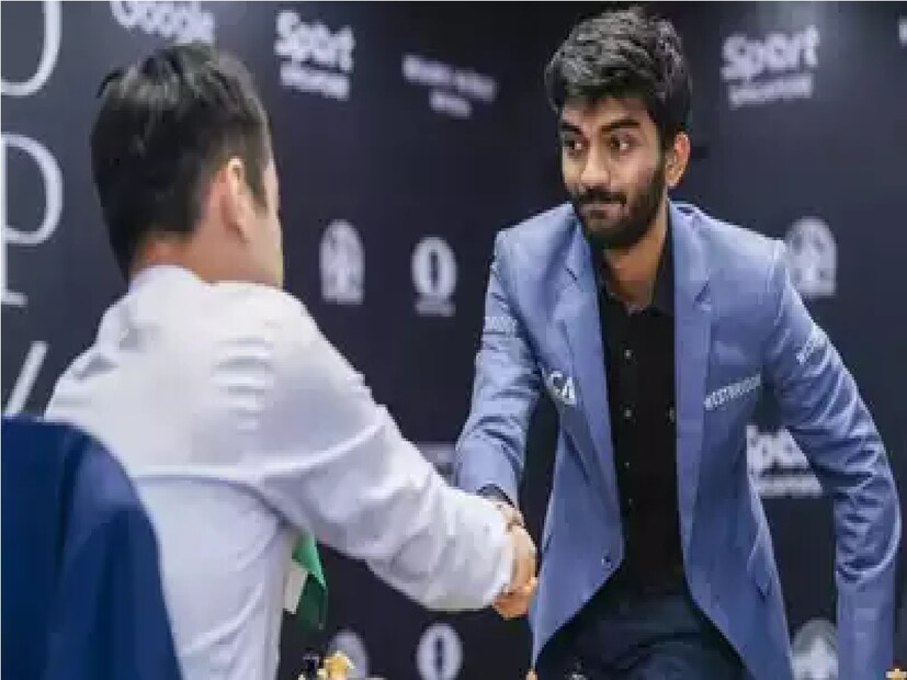 বিজয়ী হওয়ার পরে, গুকেশ মোট ১১.৪৫ কোটি টাকা পেয়েছেন। মিডিয়া রিপোর্ট অনুসারে, বিশ্ব চ্যাম্পিয়ন হওয়ার আগে, গুকেশের মোট সম্পত্তি ছিল প্রায় ৮.২৬ কোটি টাকা, যা এখন ২০ কোটি টাকা ছাড়িয়ে গেল। ডি গুকেশের আয়ের উৎস হল দাবার পুরস্কারের অর্থ এবং বিজ্ঞাপন।