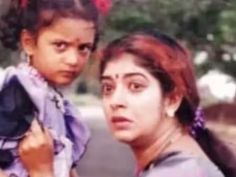 খ&#x200d;্যাতির শিখরে থেকেও অভিনয়কে বিদায় জানান তিনি। শিশু শিল্পী হিসেবে চলচ্চিত্র জগতে পা রাখেন অভিনেত্রী। একের পর এক অসাধারণ ছবিতে নামজাদা অভিনেতা অভিনেত্রীদের সঙ্গে অভিনয় করেন।