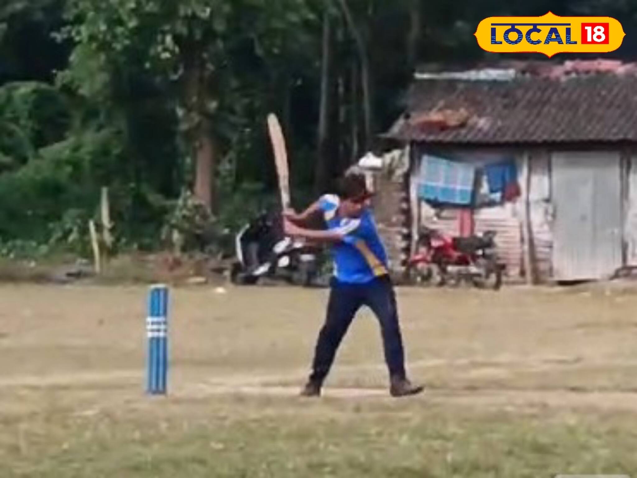 দেখতে অনেকটা...! ২২ গজে অলরাউন্ডার, কে বলবে ইনি একজন অফিসে কাজ করা বিডিও