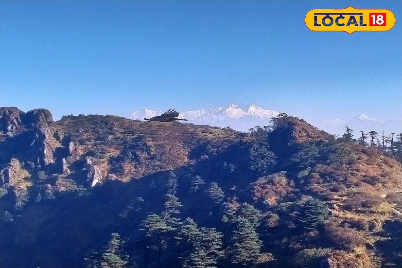 বৃষ্টিকে টাটা বাই বাই করে জমজমাটি শীতে কাঁপছে পাহাড় , আপাতত পাহাড় থেকে শুরু করে সমতলে বৃষ্টির কোন সম্ভাবনা নেই বলে জানিয়েছে আবহাওয়া দফতর। ইতিমধ্যে পারদ নামতে শুরু করেছে পাহাড় থেকে শুরু করে সমতল সব জায়গাতেই। ঘন কুয়াশার চাদরে মুড়েছে শহর থেকে গ্রাম। ডিসেম্বরেই পাহাড়ে জাঁকিয়ে শীত।