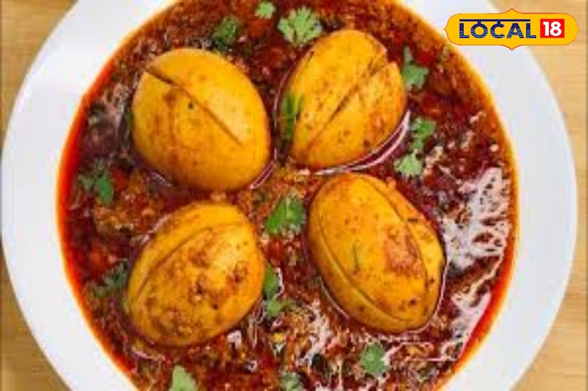 তেল গরম করে গোটা গরম মশলা (তেজপাতা, দারচিনি, এলাচ, লবঙ্গ) ও জিরে ফোড়ন দিন। তাতে পেঁয়াজ কুচি, আদা-রসুন বাটা দিয়ে ভাজুন। হলুদ, লাল লংকা, ধনে, জিরে ও কাশ্মীরি লাল লংকার গুঁড়ো দিয়ে ভালো করে কষিয়ে নিন। 