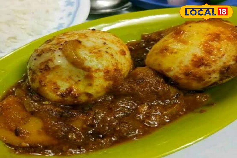 পরিমাণ মতো গরম জল দিয়ে ফুটতে দিন। ভাজা ডিম ও কাঁচা লংকা দিয়ে ঢেকে ৫ মিনিট রান্না করুন। 
