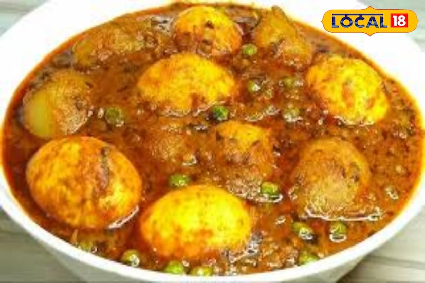 প্রয়োজন মতো কয়েকটি ডিম সেদ্ধ করে গায়ে হালকা চিরে নিন। নুন, হলুদ গুঁড়ো ও লাল লংকার গুঁড়ো মেখে ডিমগুলো হালকা ভেজে নিন। 
