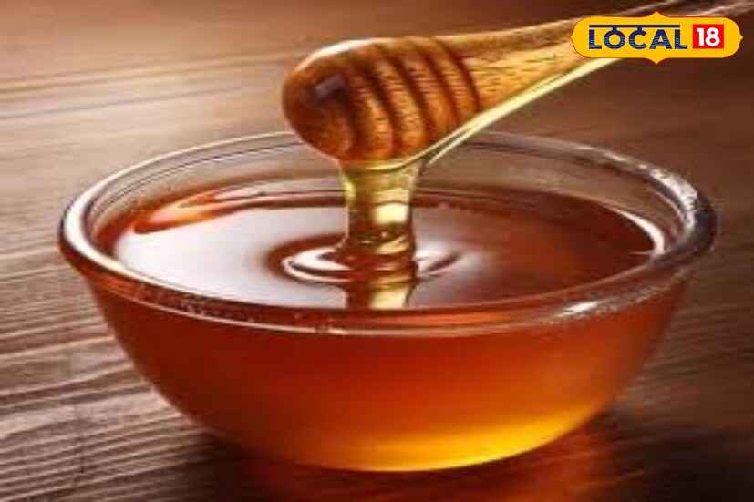 *স্ক্রাব হিসেবে: মধুর সঙ্গে চিনি মিশিয়ে ত্বকে হালকাভাবে ঘষলে ত্বকের ডেড সেল দূর হয় এবং ত্বক মসৃণ হয়। ঠোঁটের যত্ন নিতেও মধুর জুড়ি নেই। লিপ স্ক্রাবার কিংবা লিপ মাস্ক হিসেবেও মধু দারুণ কার্যকরী।