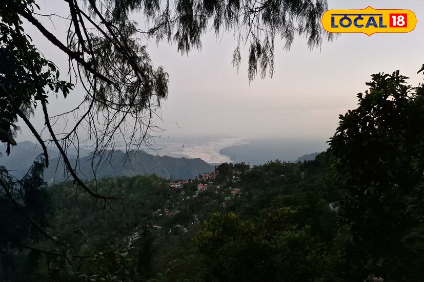 বুধবার শৈলশহর দার্জিলিংয়ে হাড়কাঁপানো ঠান্ডা সঙ্গে ঘন কুয়াশা। দার্জিলিং  কালিম্পং, জলপাইগুড়ি আলিপুরদুয়ার,এবং কোচবিহার এই পাঁচ জেলাতেই ফুরফুরে ঠাণ্ডা হাওয়ার সঙ্গে শীতের আমেজ।ইতিমধ্যেই সকলের সঙ্গী হয়েছে মোটা শীতবস্ত্র। শরীর গরম রাখতে রাস্তার ধারে ধারে আগুন জ্বালিয়ে হাত পা সেকছে স্থানীয়রা। 