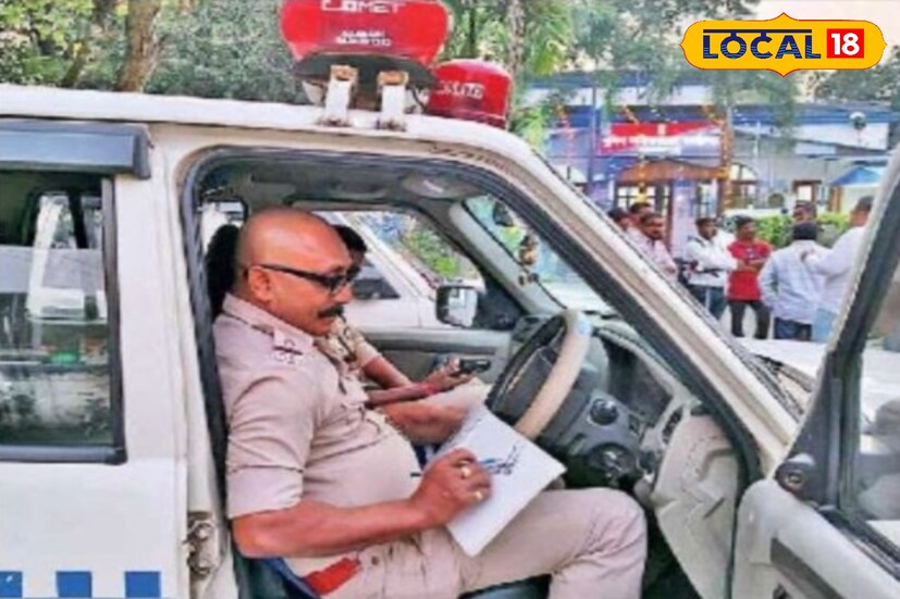 যদি সমস্যায় পড়লে অবশ্য ইউটিউবের দ্বারস্থ হন মাঝেসাজে বলেও জানালেন। কখনও স্টিয়ারিংয়ের উপর, তো কখনওবা হাঁটুর উপর খাতা রেখেই চলে কমিশনারের রথের চালক শ্যামল কুমার রায়ের শিল্পচর্চা। ল্যান্ডস্কেপ থেকে বিভিন্ন পশুপাখি, বাহারি ফুল এমনকী মডেল স্কেচ কিছুই বাদ নেই তাঁর আঁকার খাতা থেকে৷
