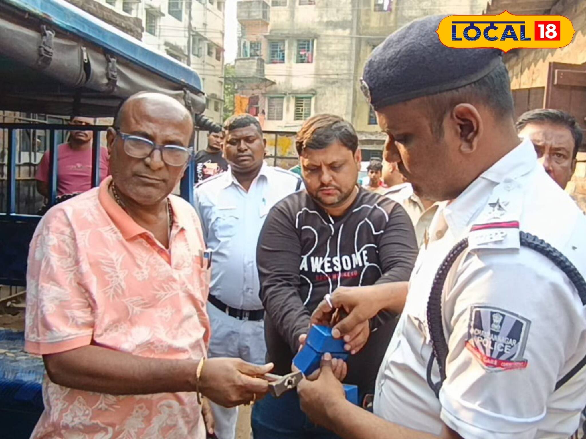 টোটোর নামে যা চলছিল ভয়ঙ্কর! আপনি ওঠেননি তো? হাতেনাতে ধরলেন পুরপ্রধান