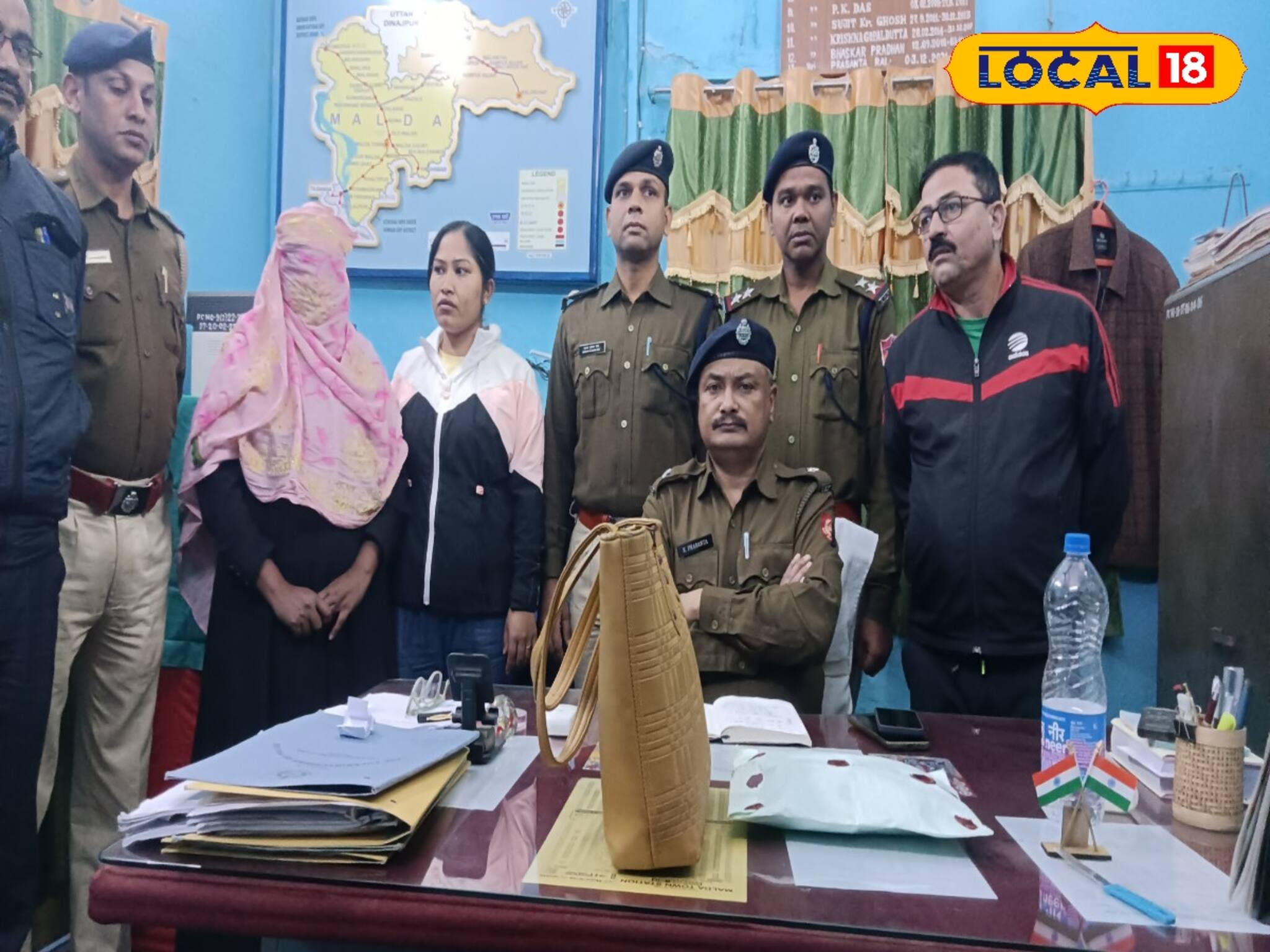 ট্রেন থেকে নামছেন মহিলা, পিঠে ছোট্ট ব‍্যাগ, সঙ্গে শিশু...ব‍্যাগ খুলতেই যা বেরলো!