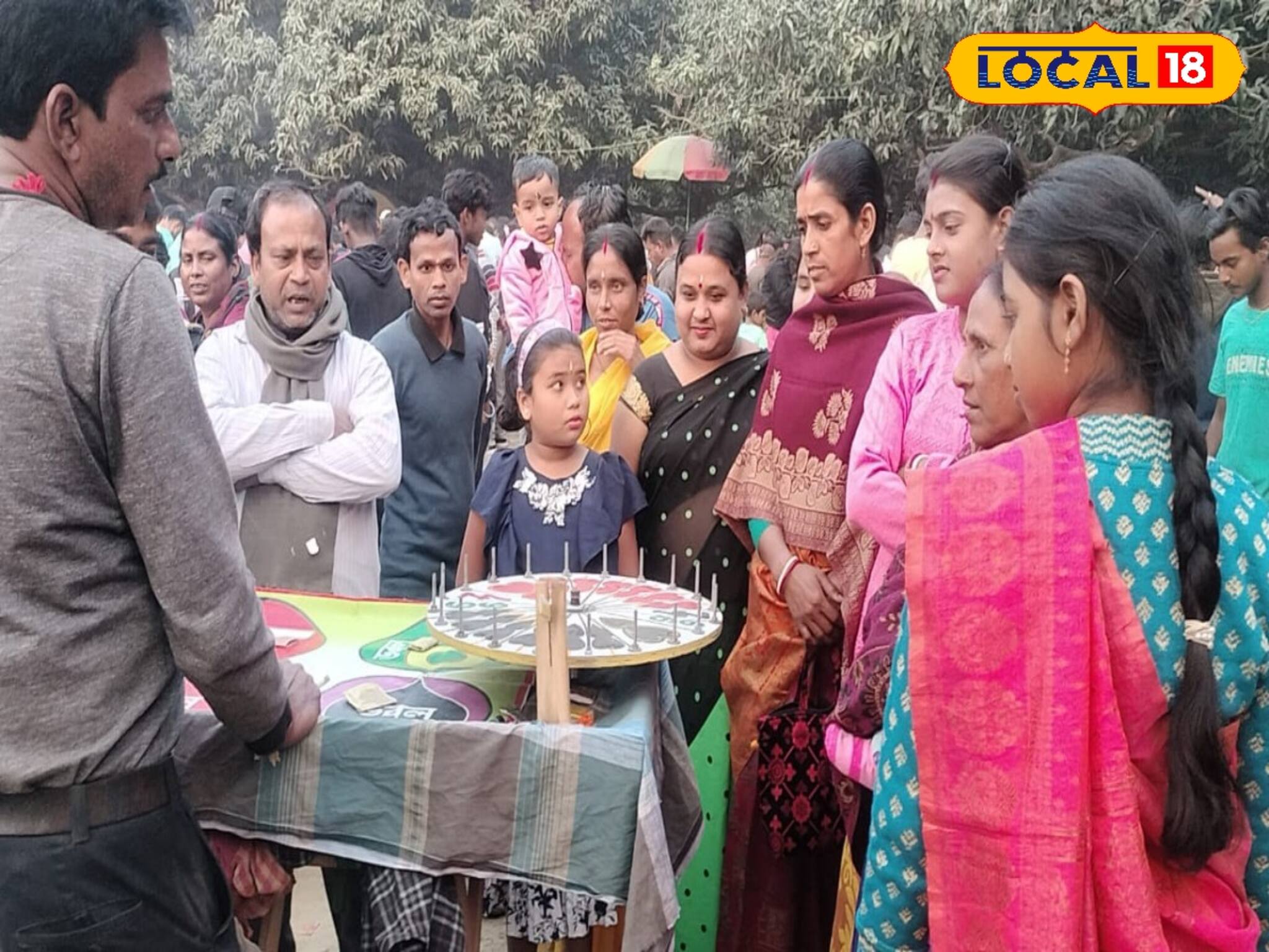 আমবাগানে অবাধে চলছে...! নারী-পুরুষ নির্ভয়ে 'খেলছেন'! পাহারায় পুলিশ, আশ্চর্য!
