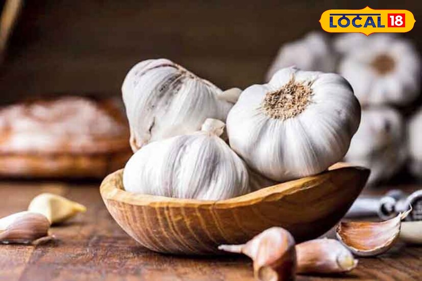 শরীর উষ্ণ রাখার জন্য খাবারের তালিকায় অবশ্যই রাখুন রসুন। রান্নার সঙ্গে উপকরণ তো বটেই, খেতে পারেন গার্লিক ব্রেড বা রসুনের আচারও।