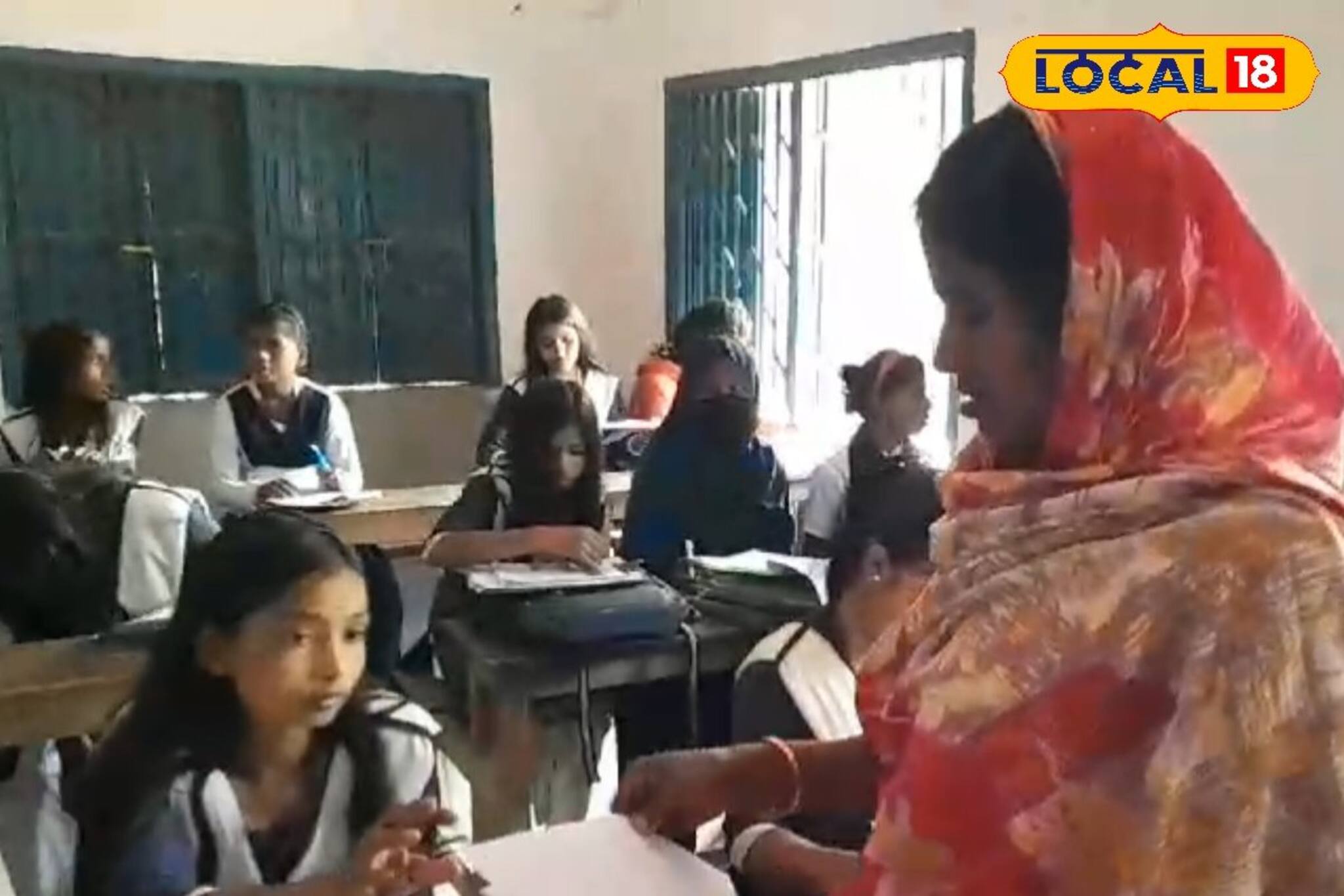 স্কুলে পড়ুয়া আছে, শিক্ষক নেই! পরীক্ষার হলে কে গার্ড দিচ্ছে জানেন? চমকে যাবেন