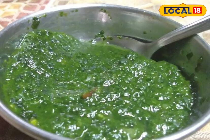 এরপর এতে একে একে রসুন, আদা, কাঁচা লঙ্কা, লেবুর রস, বিট নুন দিয়ে মিক্সার এর মধ্যে পেস্ট করে নিন।চাইলে এর মধ্যে অর্ধেক পরিমাণে টমেটো দিতে পারেন তাতে এর স্বাদ আরও বেশি বৃদ্ধি পাবে।