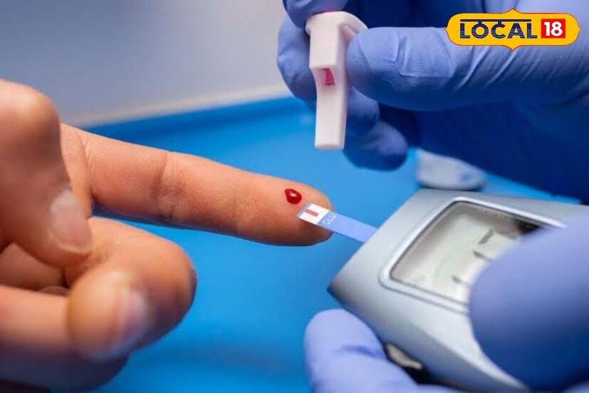ব্লাড সুগারের ঝুঁকি থাকে পরিবারের কারও এই রোগ থাকলে। এছাড়াও শরীরের ওজন বেশি হলেও এই রোগ হতে পারে। চিনি খাওয়া কমানো ছাড়াও এই খাবারগুলি বর্জন করার পরামর্শ দিলেন চিকিৎসক আকাশ কুমার।