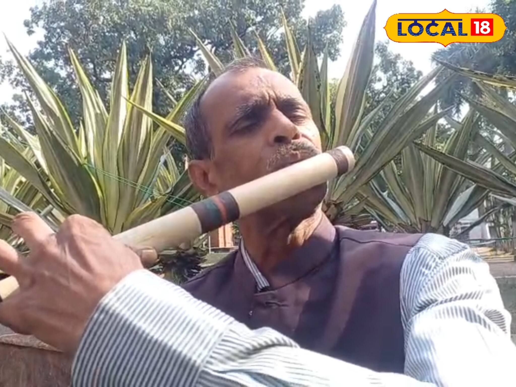 পিভিসি পাইপ দিয়েই এই ভাবে বাঁশিতে সুর তোলেন জিতেন! স্থির লক্ষ্য ইচ্ছা শক্তির জয়!