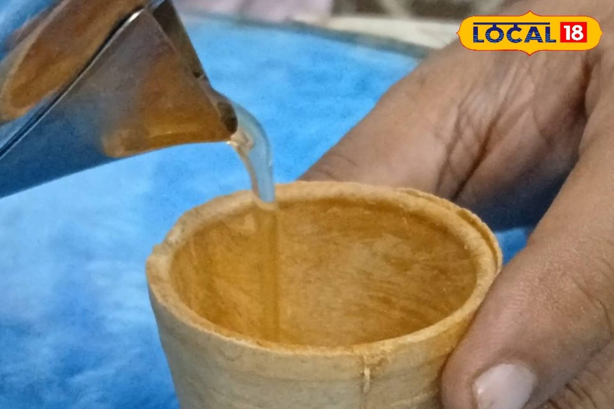 চা শেষ হলেই কাপও চিবিয়ে খাচ্ছে সকলে! হাওড়ার এই দোকানে হচ্ছেটা কী?