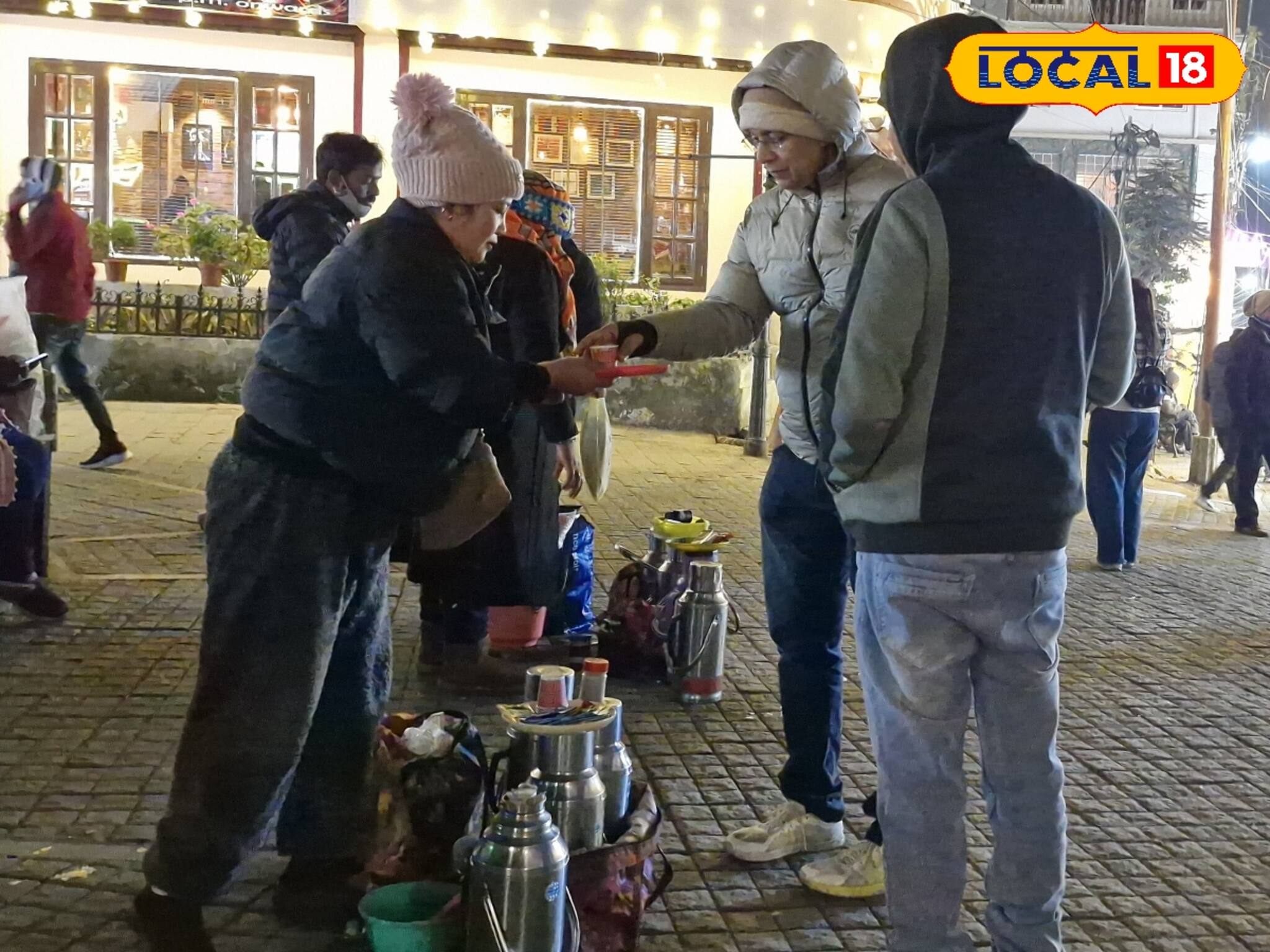 দার্জিলিং জমজমাট! কনকনে শীত সন্ধ্যায় ধোঁয়া ওঠা চায়ে উপভোগের তুঙ্গে পর্যটকরা