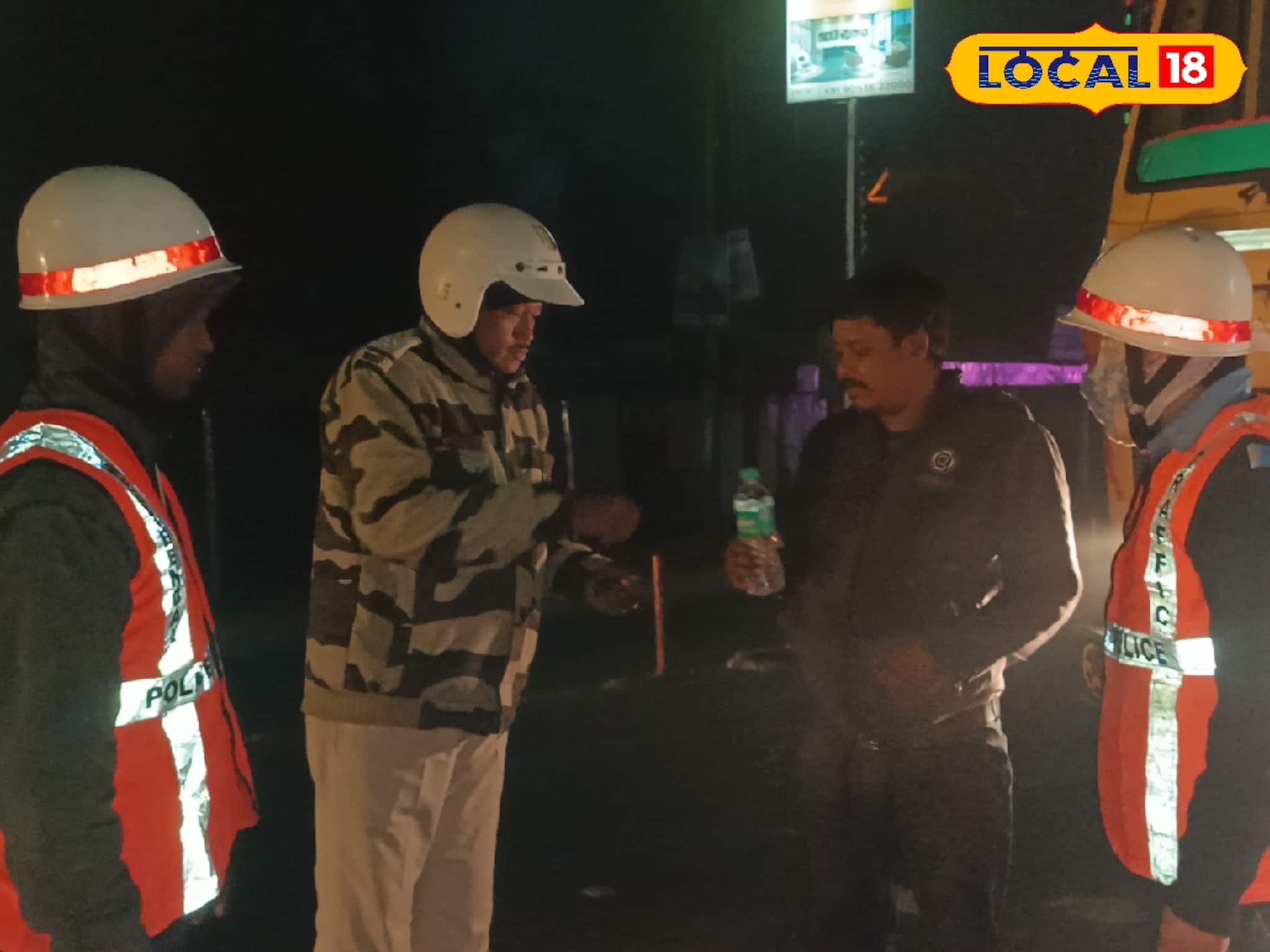 শীতের কুয়াশার রাস্তায় বিশেষ অভিযান ট্রাফিক পুলিশের! যা ঘটছে জেলায় অবাক হয়ে যাবেন