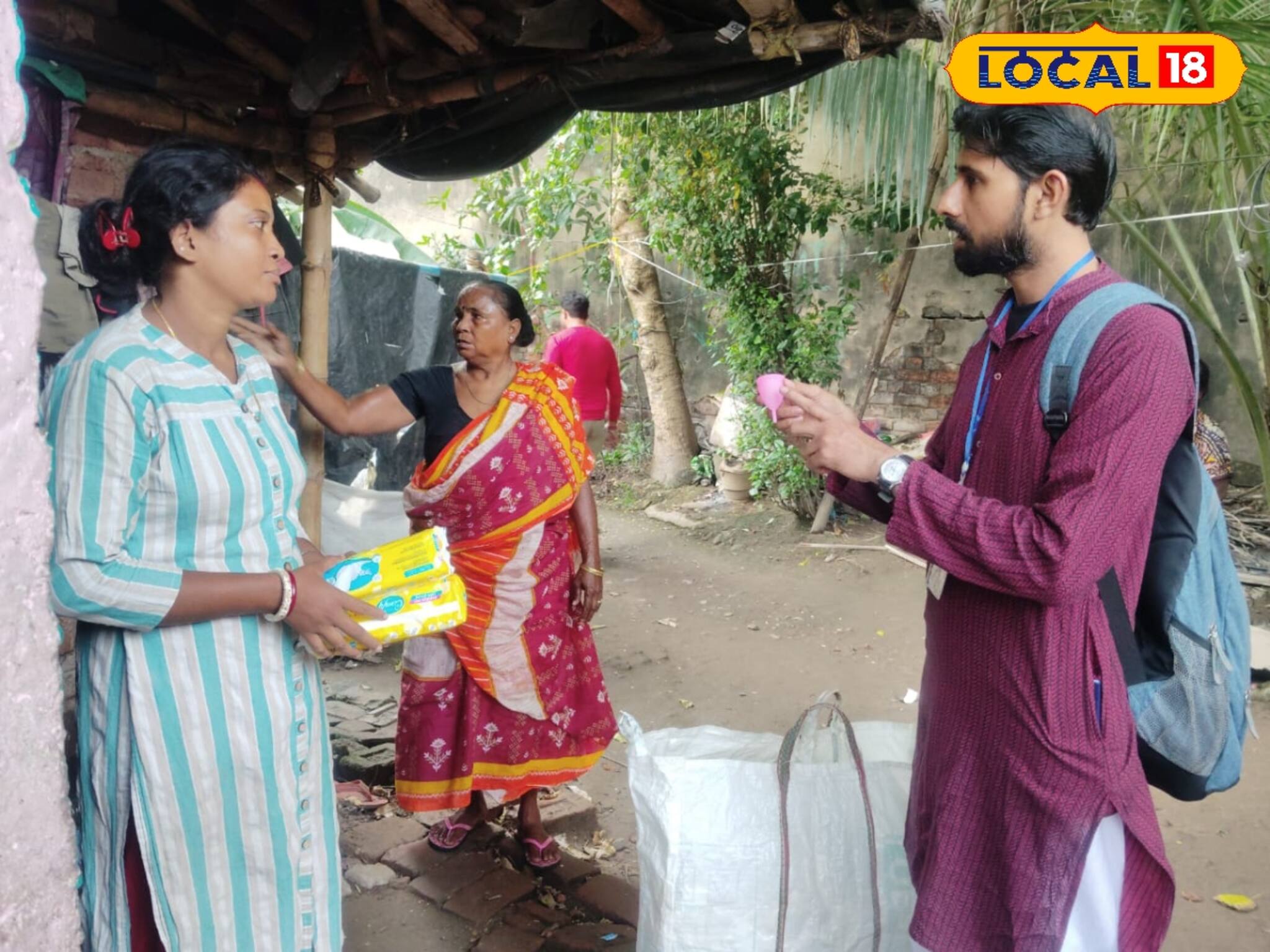 বাংলার প্যাডম্যানের হাতে মেনস্ট্রুয়াল কাপ! ঋতুকালীন সময়ের সচেতনতায় পথে ভূগোলের শিক্ষক