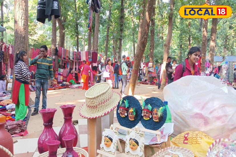 লালমাটির হাটে পর্যটকদের জন্য জঙ্গলমহলের গ্রামীণ হস্তশিল্পের সম্ভার রয়েছে তার পাশাপাশি মহিলাদের নানা পোশাকে স্টল রয়েছে এই লালমাটির হাটে। যে সমস্ত পর্যটকরা ঝাড়গ্রাম বেড়াতে আসছে তারা বেশিরভাগ শনিবার ও রবিবার দেখে ঝাড়গ্রাম বেড়াতে আসছে। ফলে ঝাড়গ্রাম সারাদিন ধরে বেড়ানোর পাশাপাশি এক ফাঁকে লালমাটির হাটে গিয়ে জমিয়ে খেয়ে আসছে মাংসপিঠে।