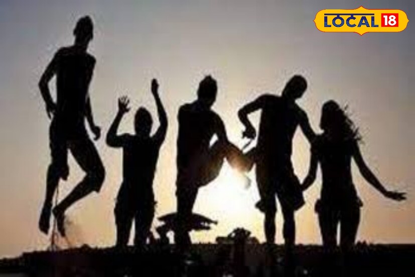 আপনার আশপাশের সাহায্যকারী অন্য সব মানুষের প্রতি কৃতজ্ঞ হতে শিখুন। বাড়ির অন্য মানুষজনকে বেছে নিন। আপনার সঙ্গী বা কোনো সহকর্মীর সঙ্গেও শেয়ার করতে পারেন জীবনের বড় ঘটনা। 