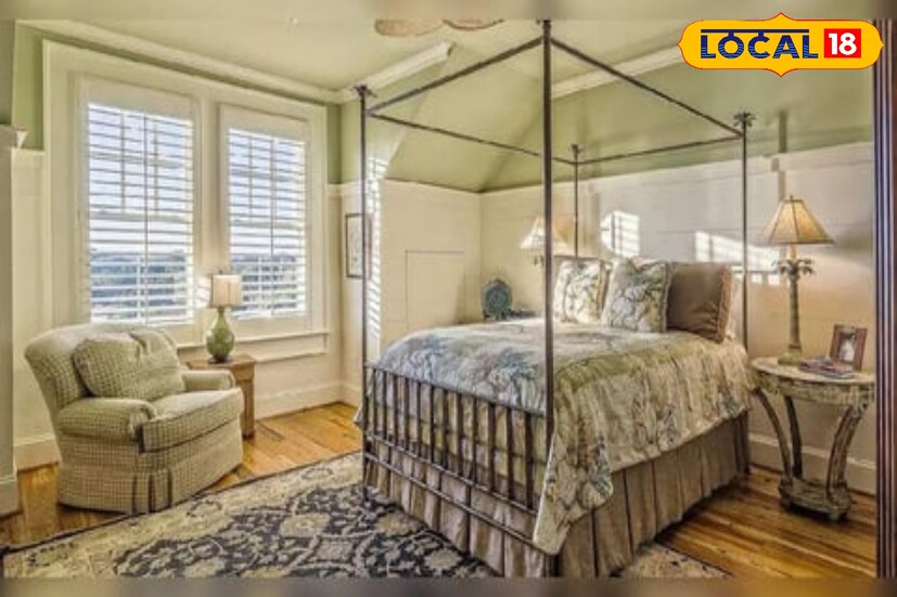 বাস্তু শাস্ত্রে দক্ষিণ-পশ্চিম দিককে সম্পর্ক, একাত্মতা ও দক্ষতার স্থান মনে করা হয়। তাই এই দিকে শোয়ার ঘর থাকলে স্বামী- স্ত্রী কাজে দক্ষতা অর্জন করতে পারেন। তাঁদের সম্পর্ক মজবুত হবে ও পরিবারের ভালোভাবে দেখাশোনা করতে পারবেন। বাস্তু শাস্ত্রে দক্ষিণ-পশ্চিম দিককে সম্পর্ক, একাত্মতা ও দক্ষতার স্থান মনে করা হয়। তাই এই দিকে শোয়ার ঘর থাকলে স্বামী- স্ত্রী কাজে দক্ষতা অর্জন করতে পারেন। তাঁদের সম্পর্ক মজবুত হবে ও পরিবারের ভালোভাবে দেখাশোনা করতে পারবেন।