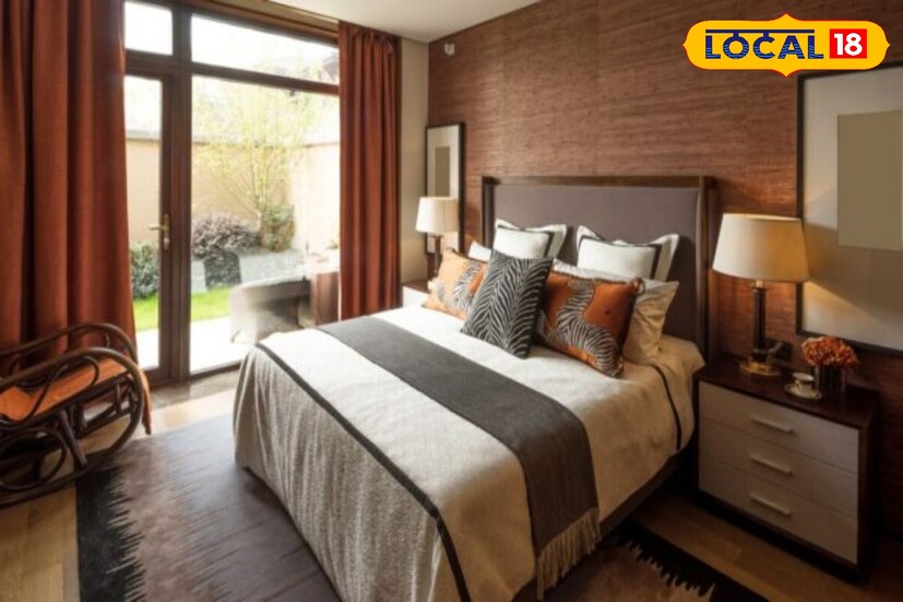 বাস্তু বিশেষজ্ঞ অতনু ভট্টাচার্য বলেন, বাস্তু শাস্ত্রে পশ্চিম দিক লাভ ও প্রাপ্তির স্থান হিসেবে চিহ্নিত। এই স্থানে শোয়ার ঘর হওয়ার ফলে দম্পতি জীবনের সমস্ত ক্ষেত্রে লাভ অর্জন করতে পারবেন। এমনকি ধন লাভ সম্ভব হবে।