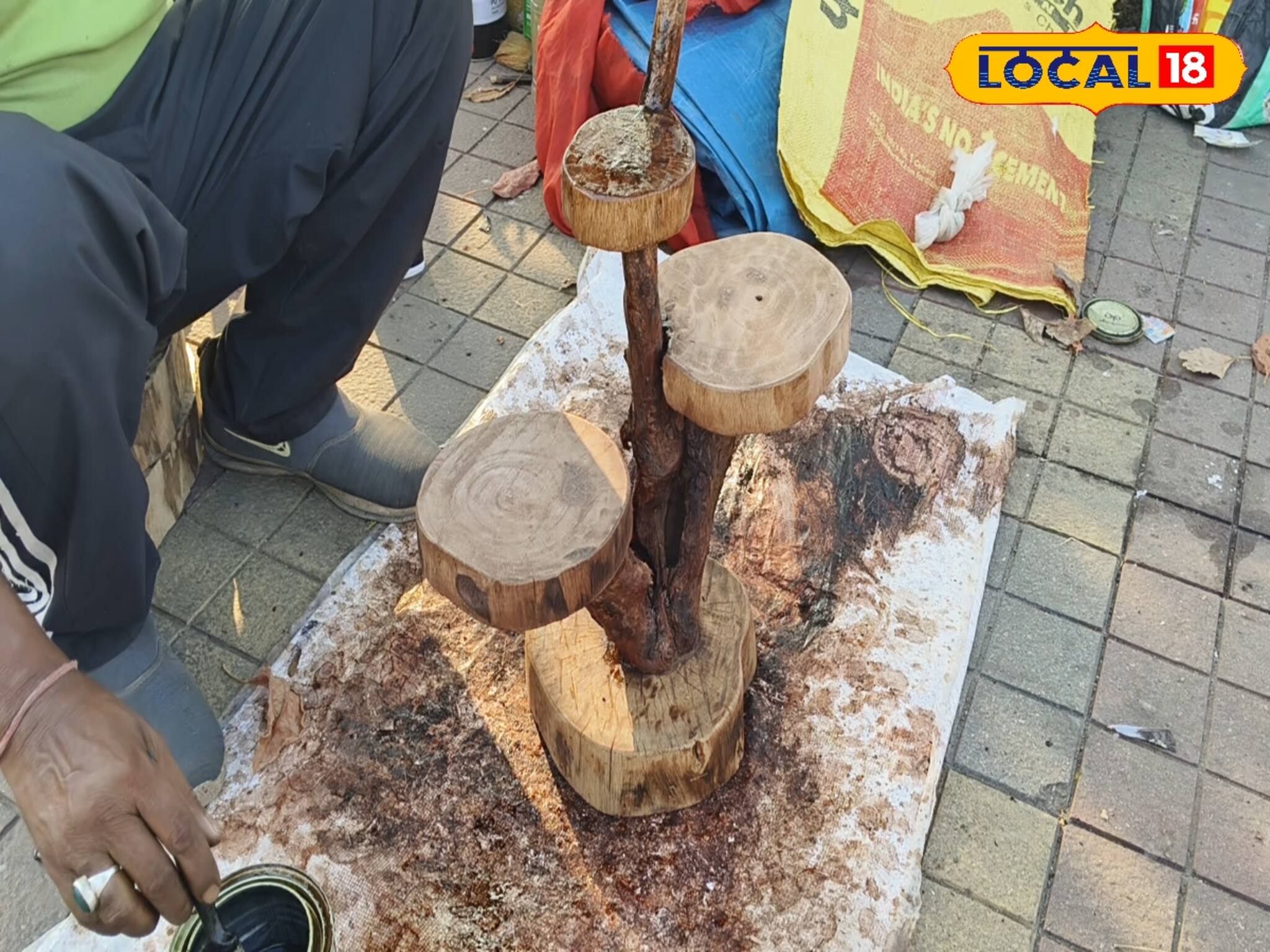 নদীতে ভেসে আসা কাঠ,গাছের গুঁড়ি দিয়েই তৈরি হচ্ছে আসবাব! এই শিল্পীর অনবদ্য সৃষ্টি