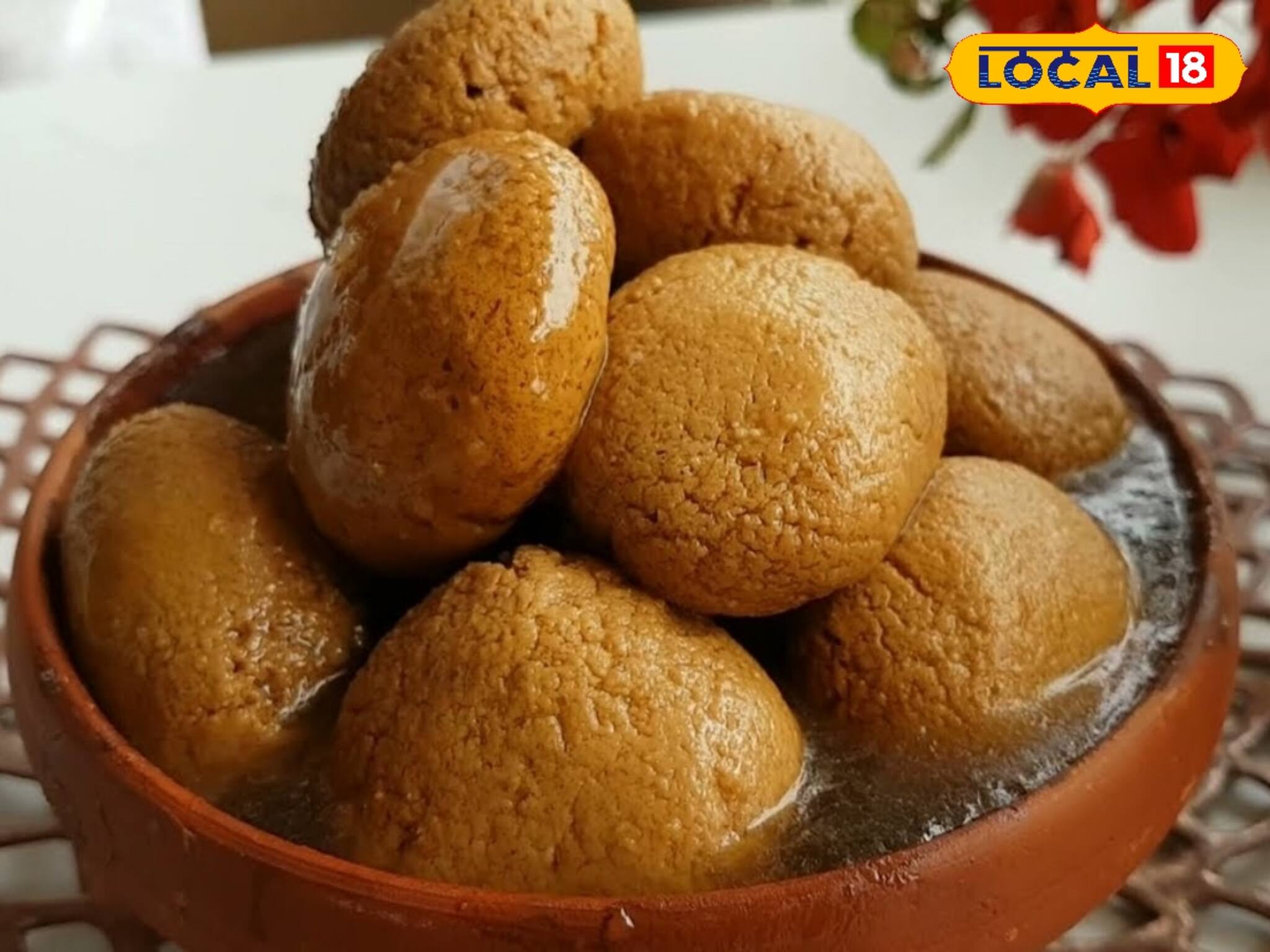 শহরের বাজারে যেন এক উৎসবের চেহারা!শীতের নলেন গুড়ের মিষ্টির ব্যাপক চাহিদা