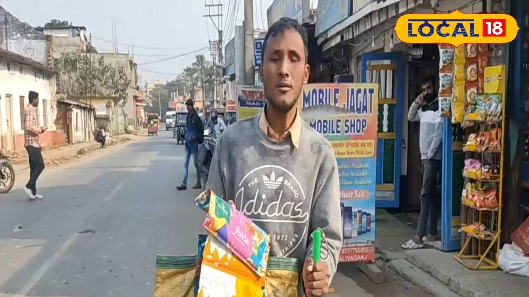 দৃষ্টিহীন বিলাতুরের চোখে স্বপ্নের লড়াই, ধূপকাঠি বিক্রি করে চলছে পড়াশুনা!