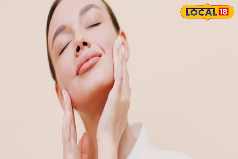 এর পরের ধাপে করতে হবে মাসাজ। ত্বক শুষ্ক হলে প্রয়োজন দুধের সর, তৈলাক্ত বা মিশ্র ত্বক হলে অ্যালোভেরা জেল। মিনিট পাঁচেক হালকা হাতে মুখে মাসাজ করতে হবে। 