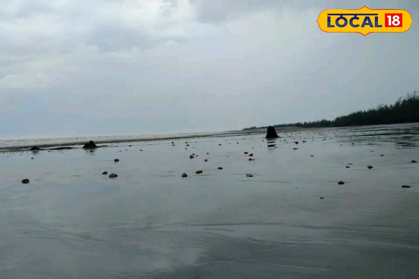 একে সপ্তাহের শেষ দিন। তার উপর সকাল থেকে চলছে বৃষ্টি। ফলে উপকূলীয় এলাকায় শুনশান পথঘাট। খুব একটা প্রয়োজন ছাড়া বাইরে বের হচ্ছেন না কেউই।