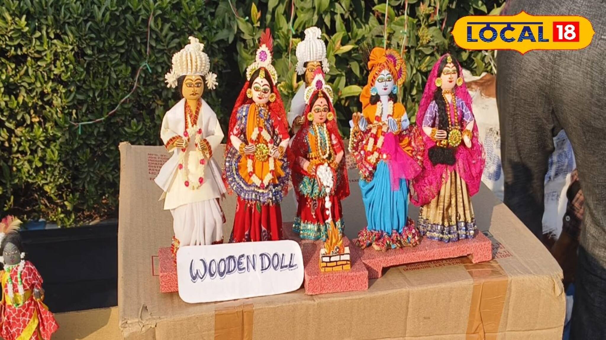 মাটির নয় কাঠের ছোট পুতুল বানিয়ে স্বনির্ভর হচ্ছেন মহিলারা! কিনতে ভিড় ক্রেতাদেরও