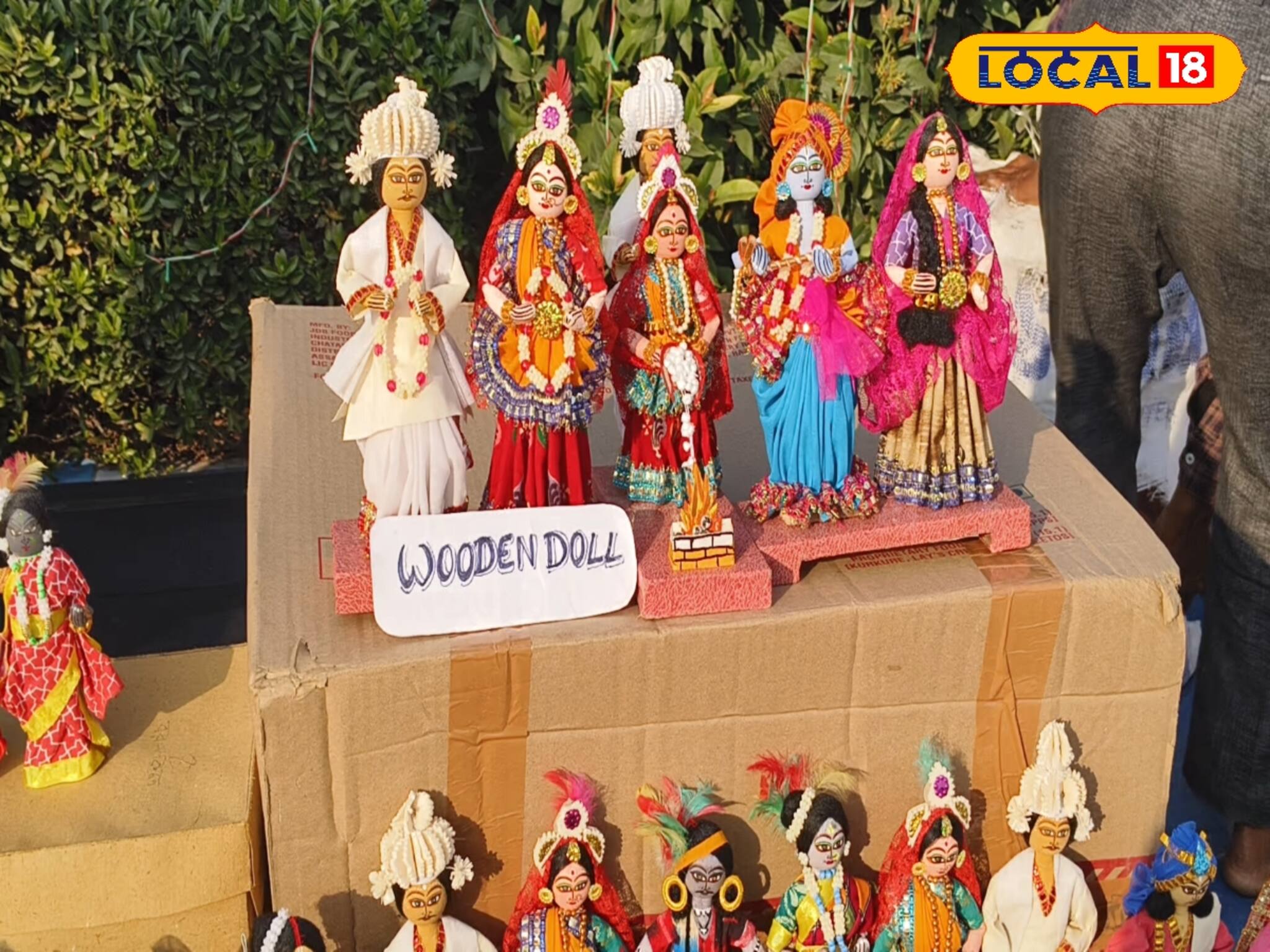মাটির নয় কাঠের ছোট পুতুল বানিয়ে স্বনির্ভর হচ্ছেন মহিলারা! কিনতে ভিড় ক্রেতাদেরও