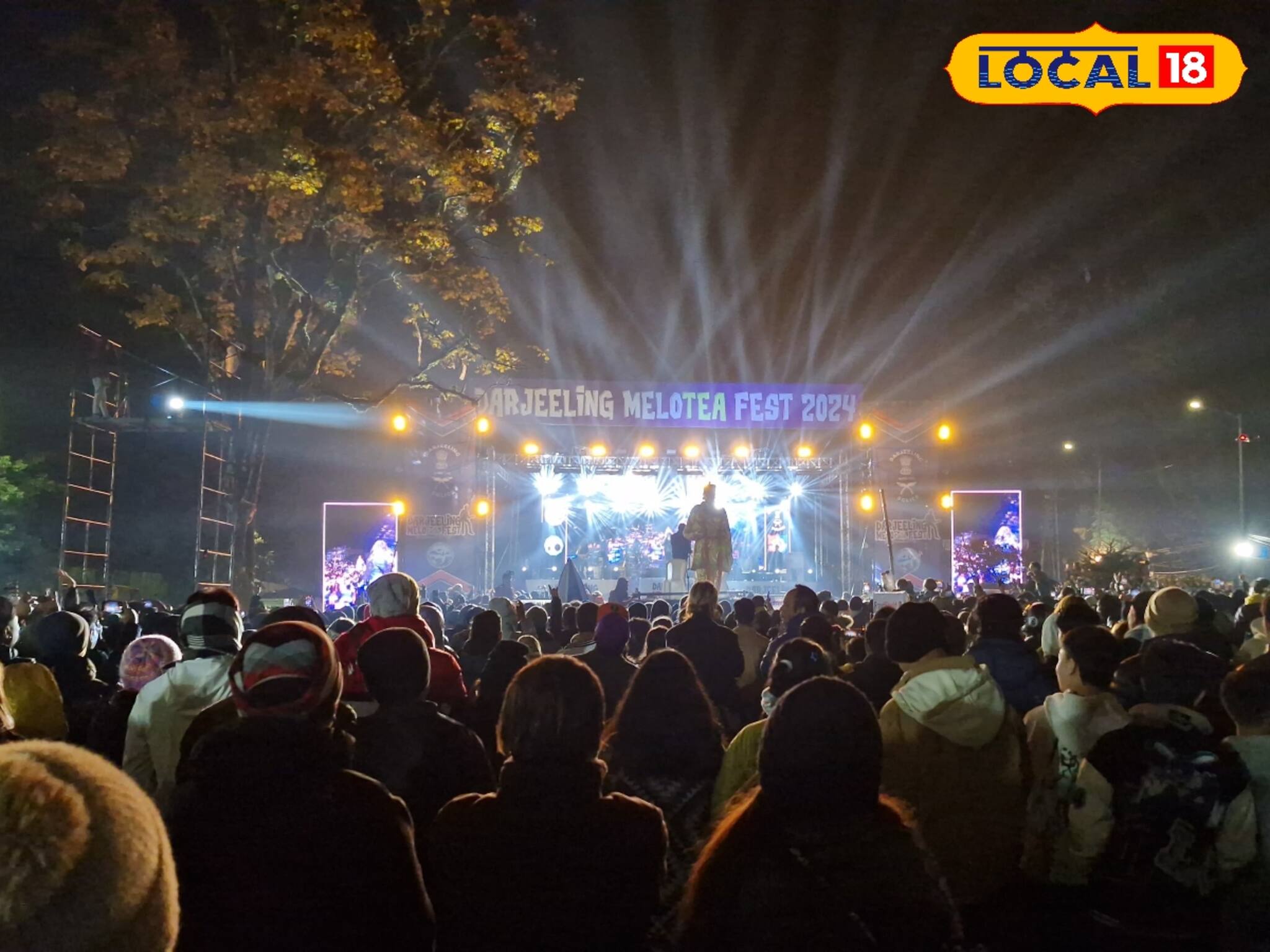 কাতারে কাতারে লোক জড়ো হয়ে কী দেখছে? দার্জিলিংয়ে অবাক কাণ্ড! চমকাবেন আপনিও