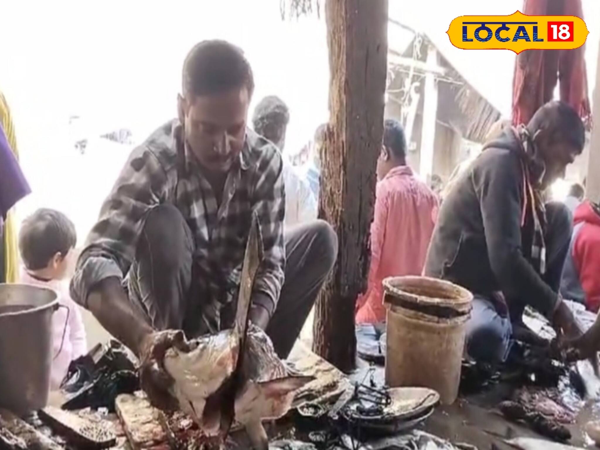 ভোটে জিতে দু দু'বারের জনপ্রতিনিধি হয়েও বাজারে বসে বিক্রি করেন মাছ