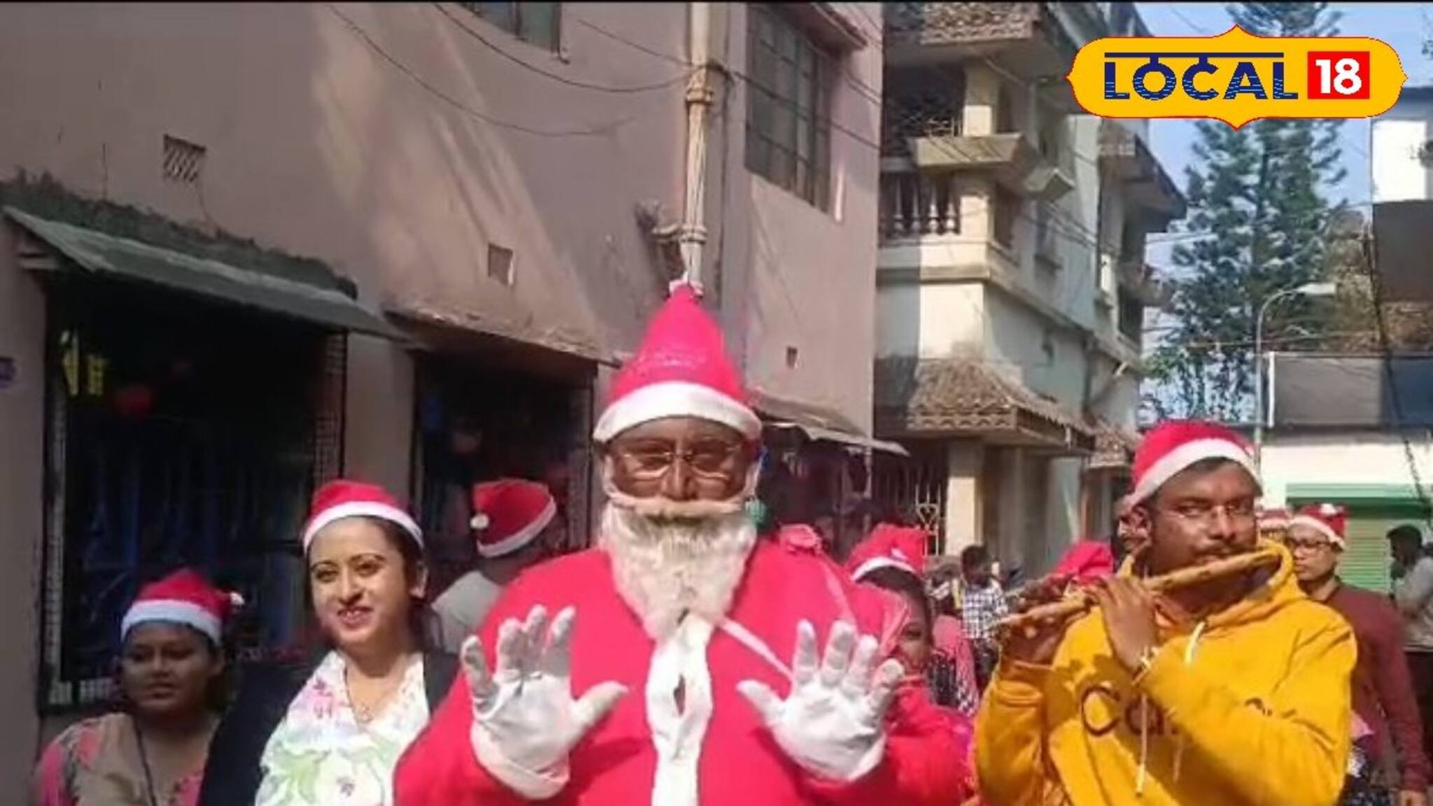 বড়দিনের আগে শ্রীরামপুরের রাস্তায় সান্তাক্লজ! কিন্তু সান্তার পোশাকে উনি কে?