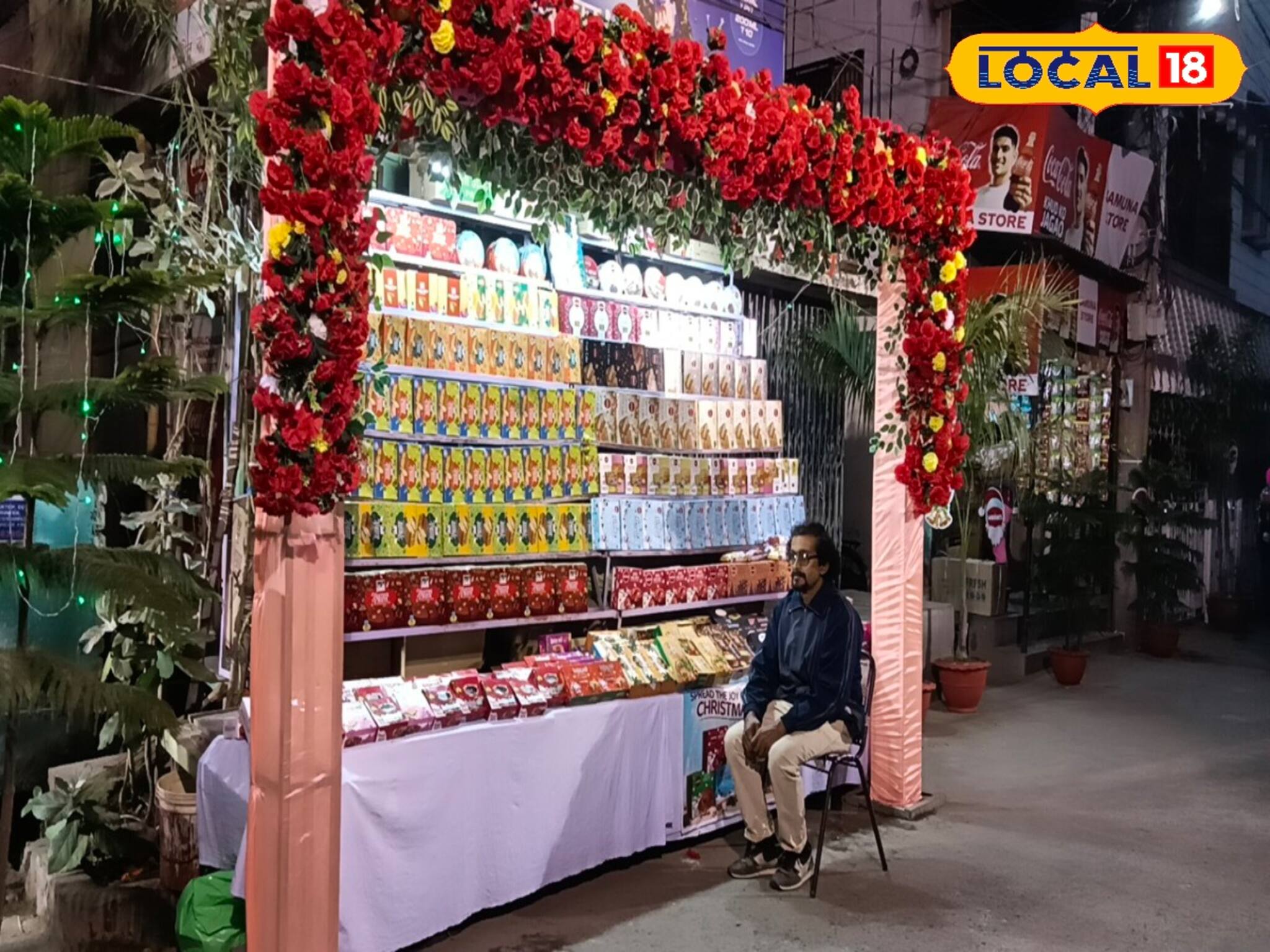 দোকান তো নয় যেন আস্ত গার্ডেন! বড়দিনের আগে কেক বিক্রেতার আজব দোকান