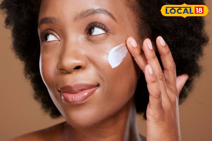 সানস্ক্রিন অবশ্যই ব্যবহার করতে হবে। ভারতীয় আবহাওয়ায় এসপিএফ ৪০-৫০ র মধ্যে ব্যবহার করতে পারলে ভাল। বাইরে থেকে বাড়ি ফিরলে ঠান্ডা জল দিয়ে মুখ ধুতে হবে, এর ফলে সারাদিন রোদে পোড়া ত্বক অনেকটাই আরাম পাবে। 