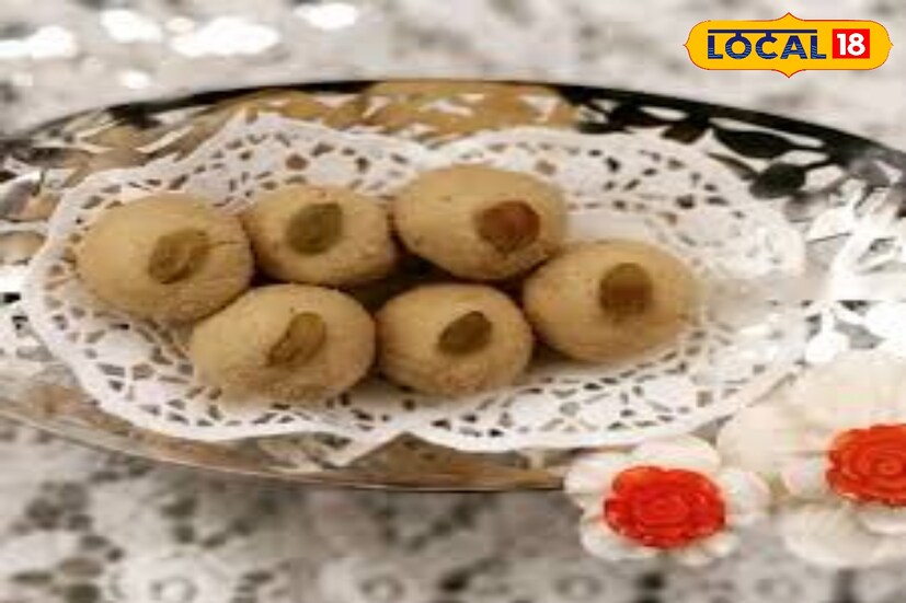 এরপর ঘি ব্রাশ করা একটি পাত্রে ঢেলে মিশ্রণটি ঠান্ডা হতে দিতে হবে। তা হলেই তৈরি ঘরেই বানানো নলেন গুড়ের মাখা সন্দেশ। 