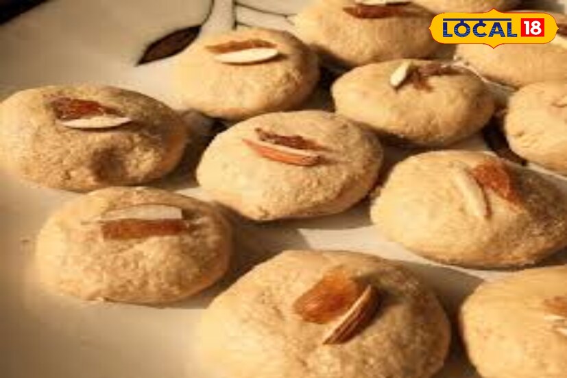 মিশ্রণটি স্বল্প ঘন হয়ে এলে পরিমাণ মতো ঘি ও এলাচ গুঁড়ো যোগ করে ভাল ভাবে মেশান। খেয়াল রাখতে হবে মিশ্রণ যাতে শুকনো না হয়ে যায়। সামান্য নরম পর্যায়ে থাকাকালীনই আঁচ বন্ধ করে দিতে হবে। 