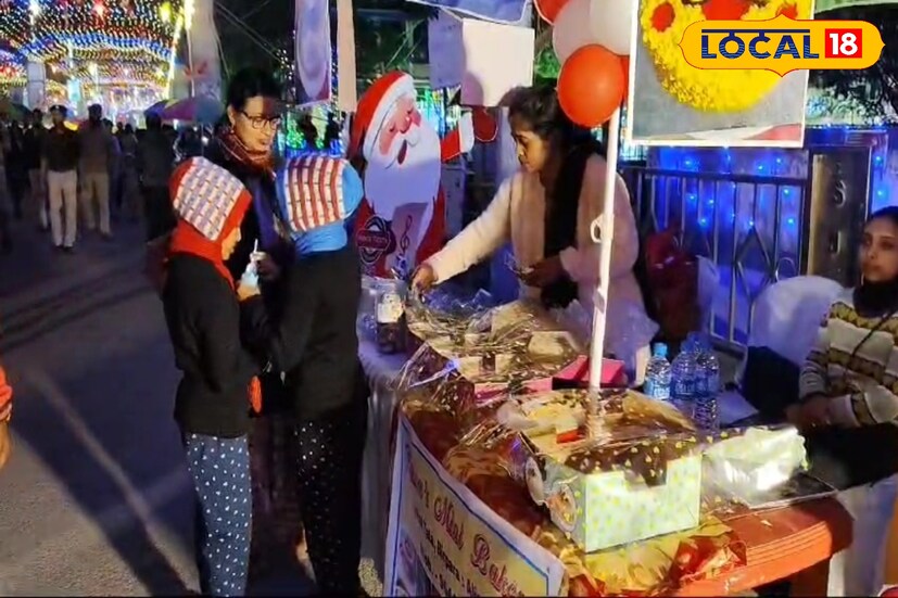 স্যান্টা ফেস্টিভ্যাল উপলক্ষে বসেছে কেক, পেস্ট্রির দোকান। বেড়াতে এসে যাতে পর্যটকদের পেটে খিদে নিয়ে না ফিরে যেতে হয় তাই দুটি দিনের জন্য প্রশাসনের তরফে রাস্তার ধারে দোকান বসানোর ছাড়পত্র দেওয়া হয়েছে ব্যবসায়ীদের।