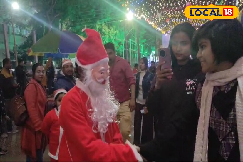 আলিপুরদুয়ার শহরে এই প্রথম বড়দিনের আয়োজনে জমজমাট ভাব দেখা গেল। পুরো শহর সেজে উঠেছে ষ্টার ও আলোর মালা দিয়ে। বিকেল হলেই শুধু আলিপুরদুয়ার শহরের বাসিন্দারা নয়, জেলার বিভিন্ন প্রান্তের মানুষেরা আসছেন বেড়াতে।