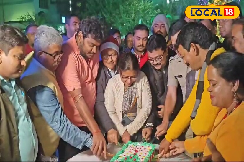 বড়দিন উপলক্ষে স্যান্টা ফেস্টিভ্যালে কেক কাটা হয়। জেলাশাসক আর বিমলা কেক কেটে সকলকে খাওয়ান। শহরের যুবক, যুবতীদের নাচ ও গানের অনুষ্ঠান দেখা যায়।