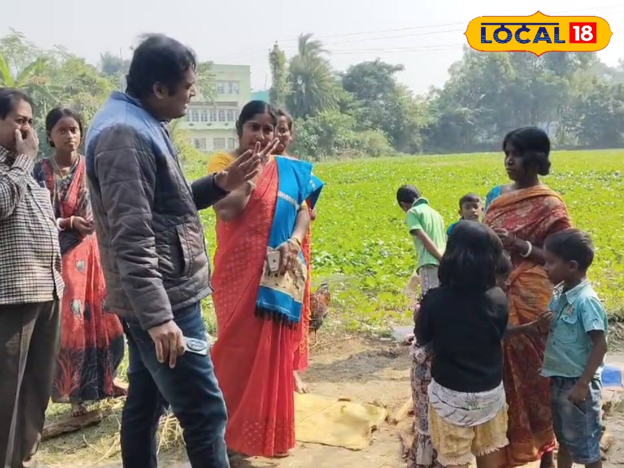 ২০ জন পড়ুয়ায় স্কুল চলে! কোমায় যাতে না যায়, রাস্তায় নামলেন শিক্ষক-শিক্ষিকারা