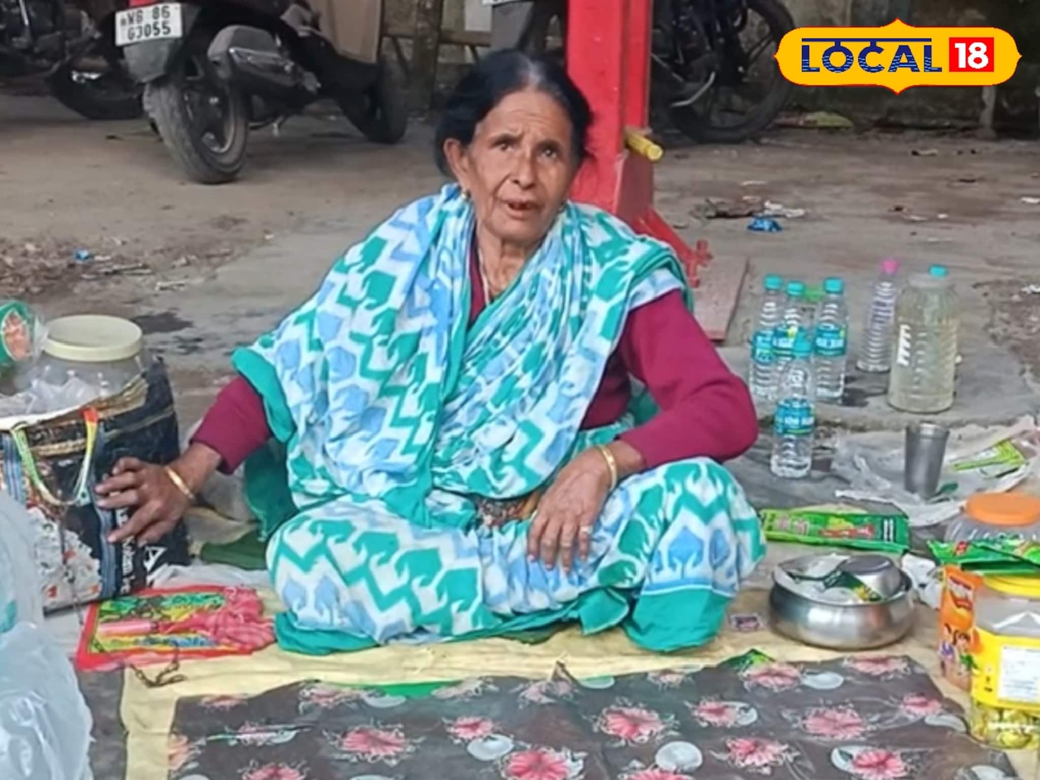 ফুটপাথে দোকানই শেষ ভরসা! এই ৭০ বছরের বৃদ্ধার কাহিনি চোখে জল আনবে